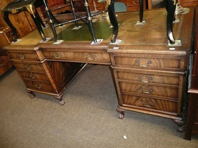 Lot 682 - Partners desk