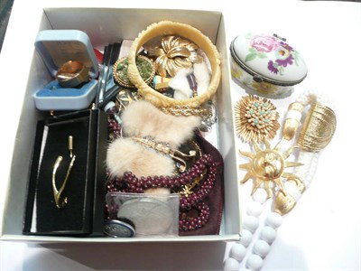 Lot 45 - Quantity of costume jewellery, 9ct gold ring, 9ct heart pendant, etc