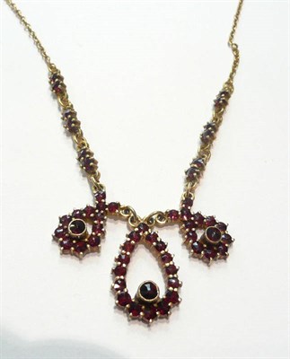 Lot 79 - Gold and garnet necklace