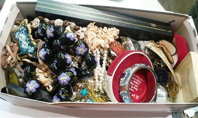 Lot 162 - Assorted jewellery including silver and cultured pearls and costume jewellery