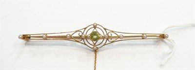 Lot 259 - A peridot and seed pearl bar brooch