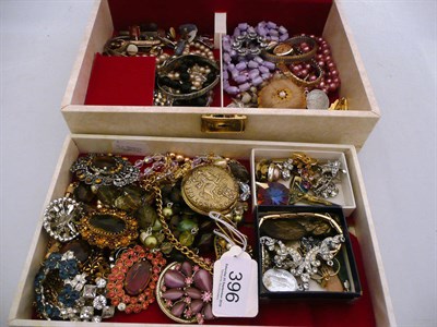 Lot 396 - Jewellery box containing costume jewellery