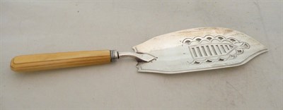 Lot 398 - A Georgian silver fish slice