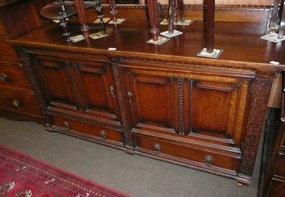 Lot 525 - An oak dresser base