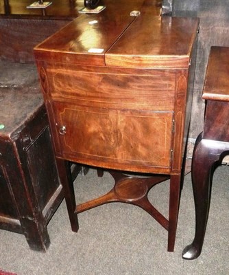 Lot 534 - A Georgian mahogany washstand