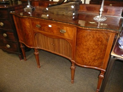 Lot 563 - A 20th century mahogany sideboard