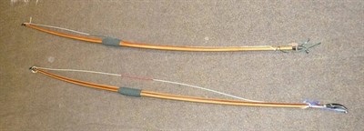 Lot 1023 - A Laminated Wooden Longbow by Deryck Rowe, Bowyer & Fletcher, 26lb, 20", with mother of pearl inlay