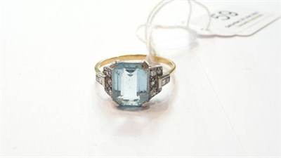 Lot 59 - Aquamarine and diamond ring