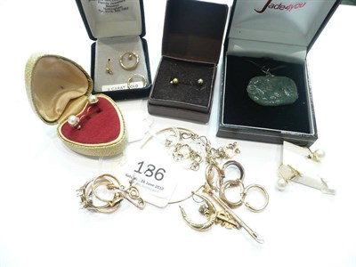 Lot 186 - Assorted gold jewellery, including bangles, earrings, brooches