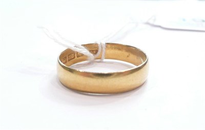 Lot 195 - A 22ct gold band ring