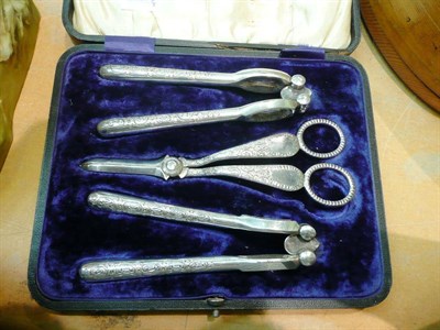 Lot 306 - Set of nutcrackers and cased grape scissors