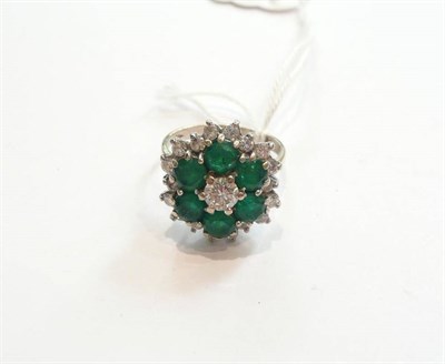 Lot 327 - An emerald and diamond ring