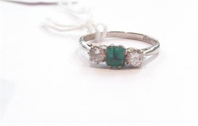 Lot 338 - An emerald & diamond three stone ring