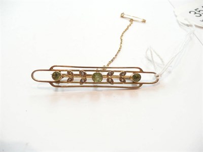 Lot 354 - A 9ct gold peridot and seed pearl brooch