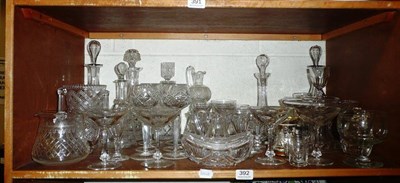 Lot 392 - A quantity of glassware on a shelf