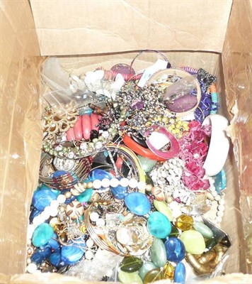 Lot 414 - A box of costume jewellery