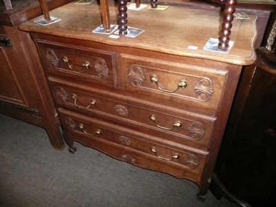 Lot 536 - Reproduction oak three height chest of drawers