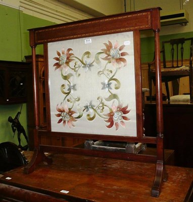 Lot 614 - An Edwardian inlaid mahogany fire screen