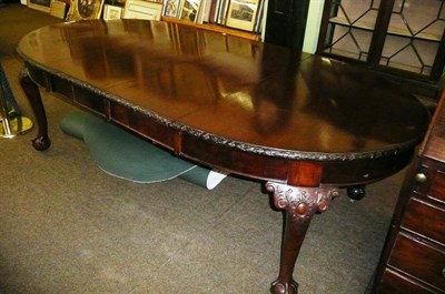 Lot 664 - An early 20th Century mahogany wind-out dining table with two leaves