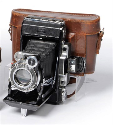 Lot 1121 - A Zeiss Ikon Super Ikonta C 531/2 Folding Rollfilm Camera, with black body, chrome fittings, Tessar