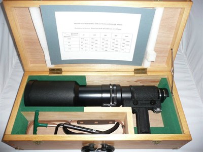 Lot 1129 - A Leitz Wetzlar Telyt f5.6/560mm Lens No.2212479, in black, with anti-flare hood, pistol grip,...