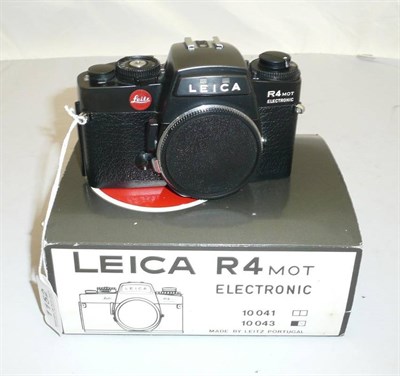 Lot 1152 - A Leica R4 Mot Electronic Camera Body No.1537580, in black, with passport, manual, plastic case and