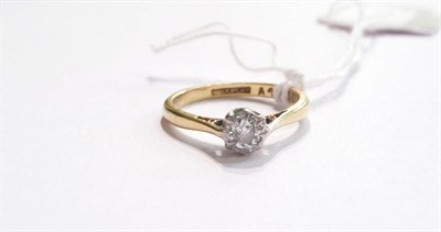 Lot 48 - A diamond solitaire ring