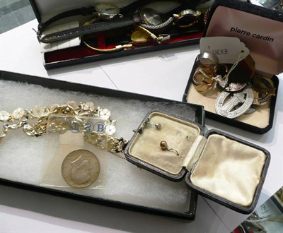Lot 63 - A 22ct gold band ring (a.f.), 9ct gold signet rings, assorted watches, etc