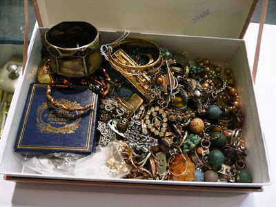 Lot 95 - A quantity of stone set, silver and costume jewellery