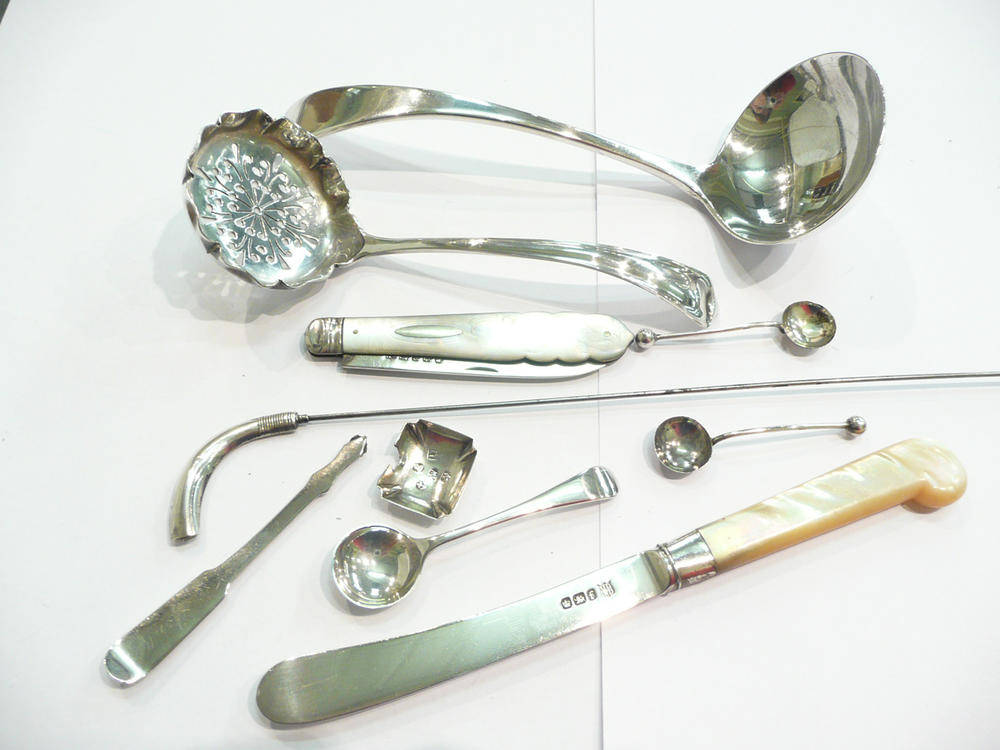 Lot 218 - Silver 'hockey stick' hat pin and small silver