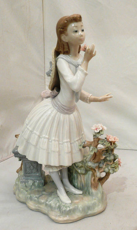Lot 19 - Lladro figure of a girl