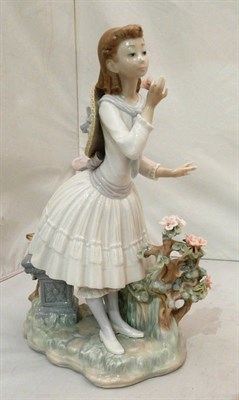 Lot 19 - Lladro figure of a girl