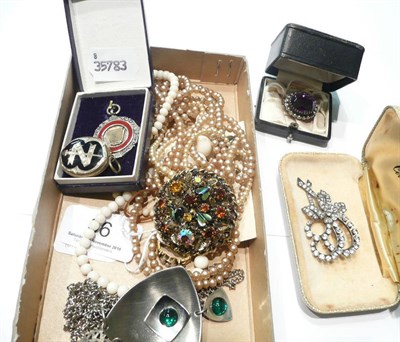 Lot 66 - An 18ct gold horseshoe ring, a silver medal and assorted other jewellery