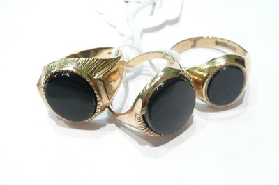 Lot 100 - Three 9ct gold onyx signet rings