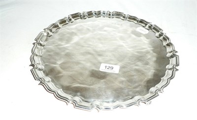 Lot 129 - An Elizabeth II twelve inch silver salver, 23oz, Birmingham 1978