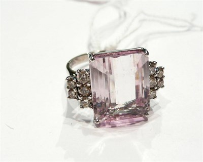 Lot 213 - A 14ct white gold kunzite and diamond ring