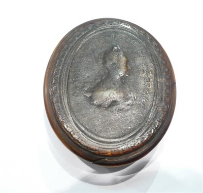 Lot 225 - A horn snuff box with a portrait of Queen Caroline