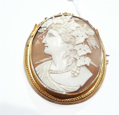 Lot 230 - A cameo brooch