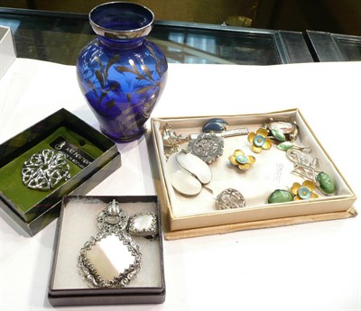 Lot 360 - Victorian silver brooches, enamelled jewellery and a white enamelled Continental leaf brooch