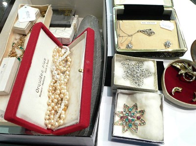 Lot 450 - A 9ct gold bar brooch and assorted costume jewellery