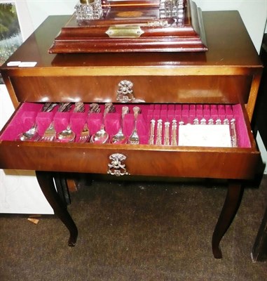 Lot 504 - Mahogany canteen including plated flatware