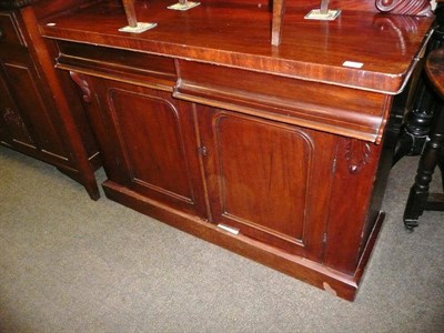 Lot 606 - A Victorian mahogany chiffonier