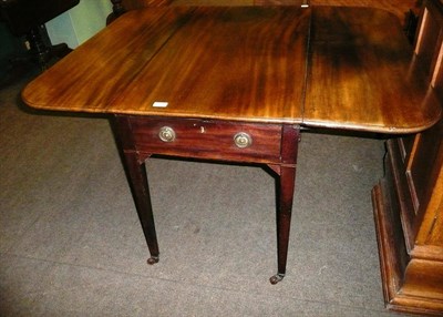 Lot 679 - 19th century mahogany Pembroke table