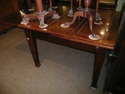 Lot 698 - Mahogany draw-leaf table