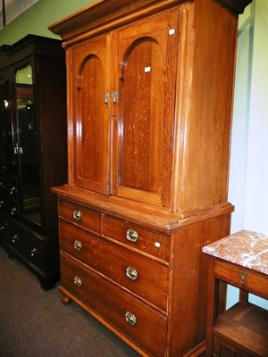 Lot 707 - Victorian scumbled pine linen press