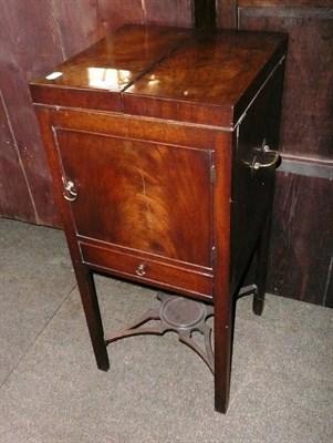 Lot 722 - Georgian mahogany washstand