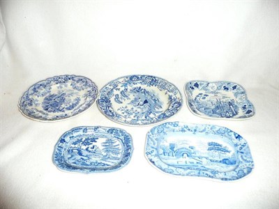 Lot 39 - Five pieces of blue and white ceramics