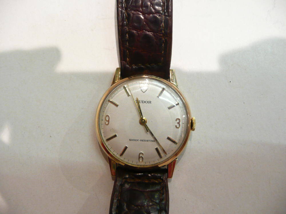 Lot 58 - A 9 carat gold gentleman's wristwatch signed 'Tudor'