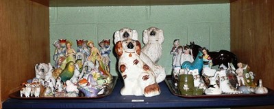Lot 90 - A quantity of ceramic figurines and ornaments on one shelf