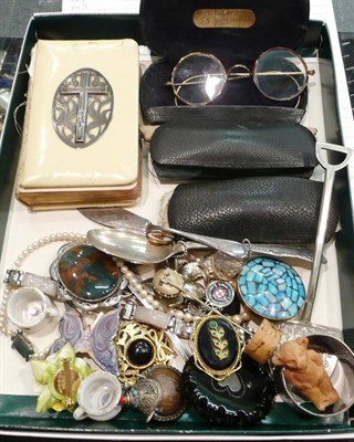 Lot 172 - Three pairs of spectacles and a quantity of costume jewellery